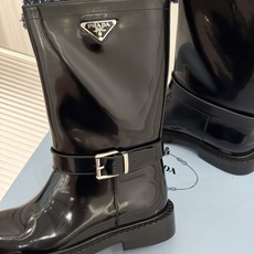Prada/普拉达26WF新品三角标 皮带扣粗跟骑士靴短靴 三角标气场拉满 金属皮带扣超吸睛 粗跟厚底稳当又显高 暗黑骑 Prada/普拉达26WF新品三角标 皮带扣粗跟骑士靴短靴 三角标气场拉满 金属皮带扣超吸睛 粗跟厚底稳当又显高 暗黑骑