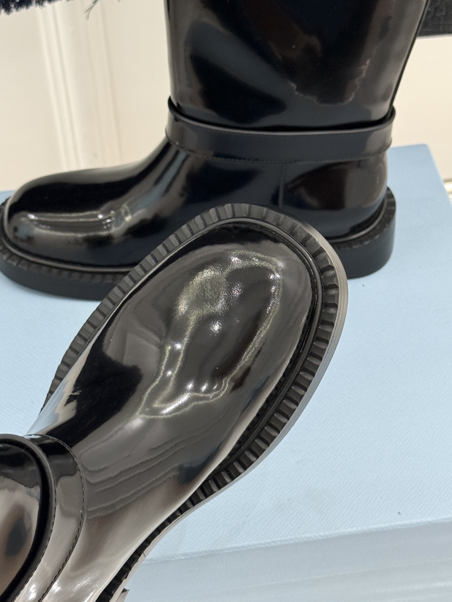 Prada/普拉达26WF新品三角标 皮带扣粗跟骑士靴短靴 三角标气场拉满 金属皮带扣超吸睛 粗跟厚底稳当又显高 暗黑骑 Prada/普拉达26WF新品三角标 皮带扣粗跟骑士靴短靴 三角标气场拉满 金属皮带扣超吸睛 粗跟厚底稳当又显高 暗黑骑