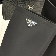 Prada/普拉达26WF新品三角标 皮带扣粗跟骑士靴短靴 三角标气场拉满 金属皮带扣超吸睛 粗跟厚底稳当又显高 暗黑骑 Prada/普拉达26WF新品三角标 皮带扣粗跟骑士靴短靴 三角标气场拉满 金属皮带扣超吸睛 粗跟厚底稳当又显高 暗黑骑