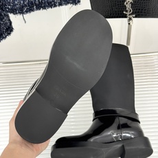 Prada/普拉达26WF新品三角标 皮带扣粗跟骑士靴短靴 三角标气场拉满 金属皮带扣超吸睛 粗跟厚底稳当又显高 暗黑骑 Prada/普拉达26WF新品三角标 皮带扣粗跟骑士靴短靴 三角标气场拉满 金属皮带扣超吸睛 粗跟厚底稳当又显高 暗黑骑