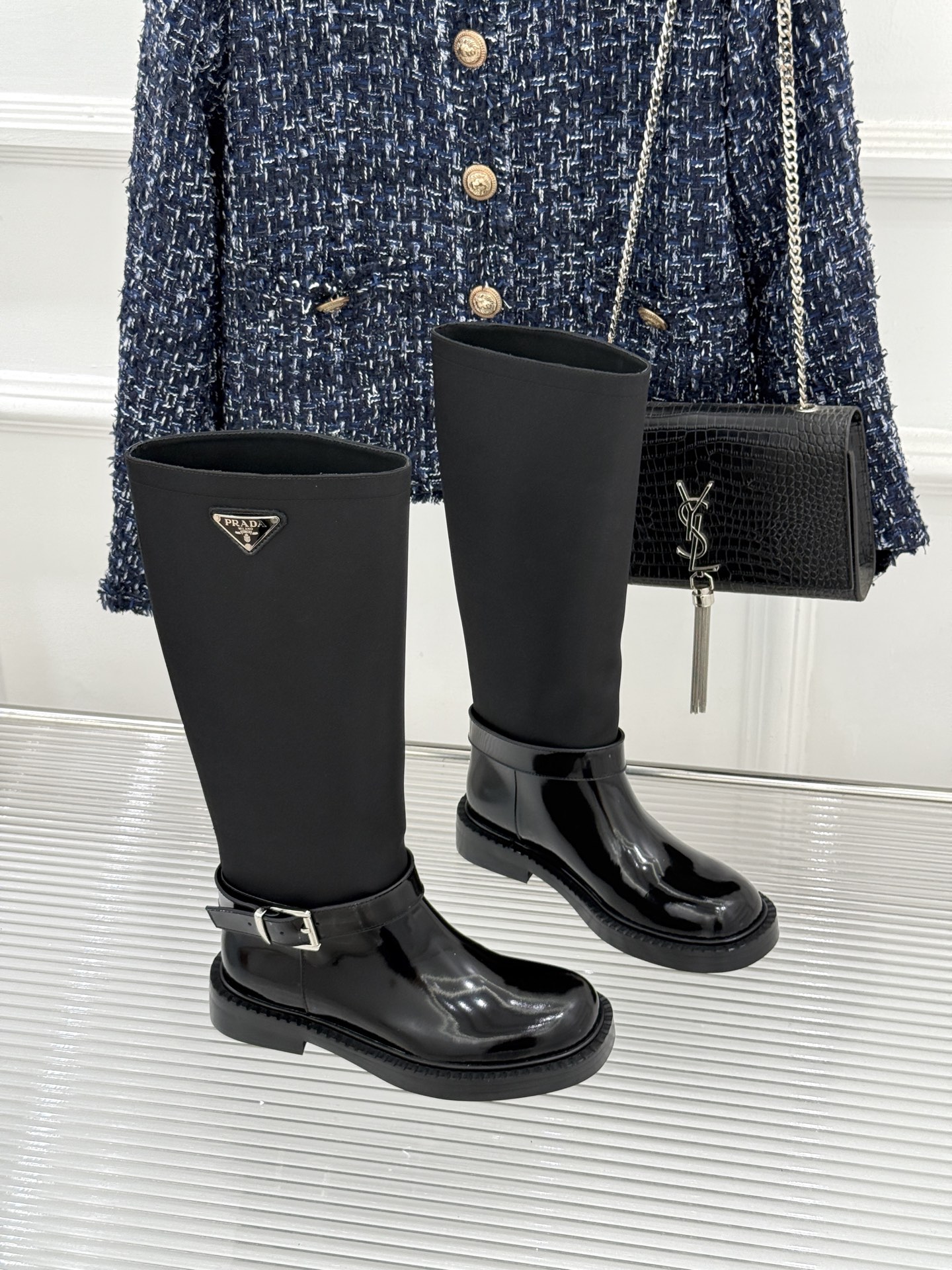 Prada/普拉达26WF新品三角标 皮带扣粗跟骑士靴短靴 三角标气场拉满 金属皮带扣超吸睛 粗跟厚底稳当又显高 暗黑骑 Prada/普拉达26WF新品三角标 皮带扣粗跟骑士靴短靴 三角标气场拉满 金属皮带扣超吸睛 粗跟厚底稳当又显高 暗黑骑