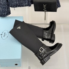 Prada/普拉达26WF新品三角标 皮带扣粗跟骑士靴短靴 三角标气场拉满 金属皮带扣超吸睛 粗跟厚底稳当又显高 暗黑骑 Prada/普拉达26WF新品三角标 皮带扣粗跟骑士靴短靴 三角标气场拉满 金属皮带扣超吸睛 粗跟厚底稳当又显高 暗黑骑