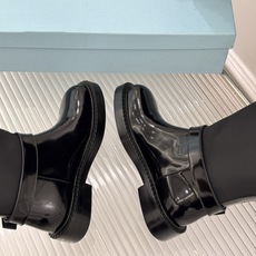 Prada/普拉达26WF新品三角标 皮带扣粗跟骑士靴短靴 三角标气场拉满 金属皮带扣超吸睛 粗跟厚底稳当又显高 暗黑骑 Prada/普拉达26WF新品三角标 皮带扣粗跟骑士靴短靴 三角标气场拉满 金属皮带扣超吸睛 粗跟厚底稳当又显高 暗黑骑