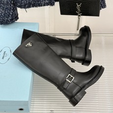 Prada/普拉达26WF新品三角标 皮带扣粗跟骑士靴短靴 三角标气场拉满 金属皮带扣超吸睛 粗跟厚底稳当又显高 暗黑骑 Prada/普拉达26WF新品三角标 皮带扣粗跟骑士靴短靴 三角标气场拉满 金属皮带扣超吸睛 粗跟厚底稳当又显高 暗黑骑