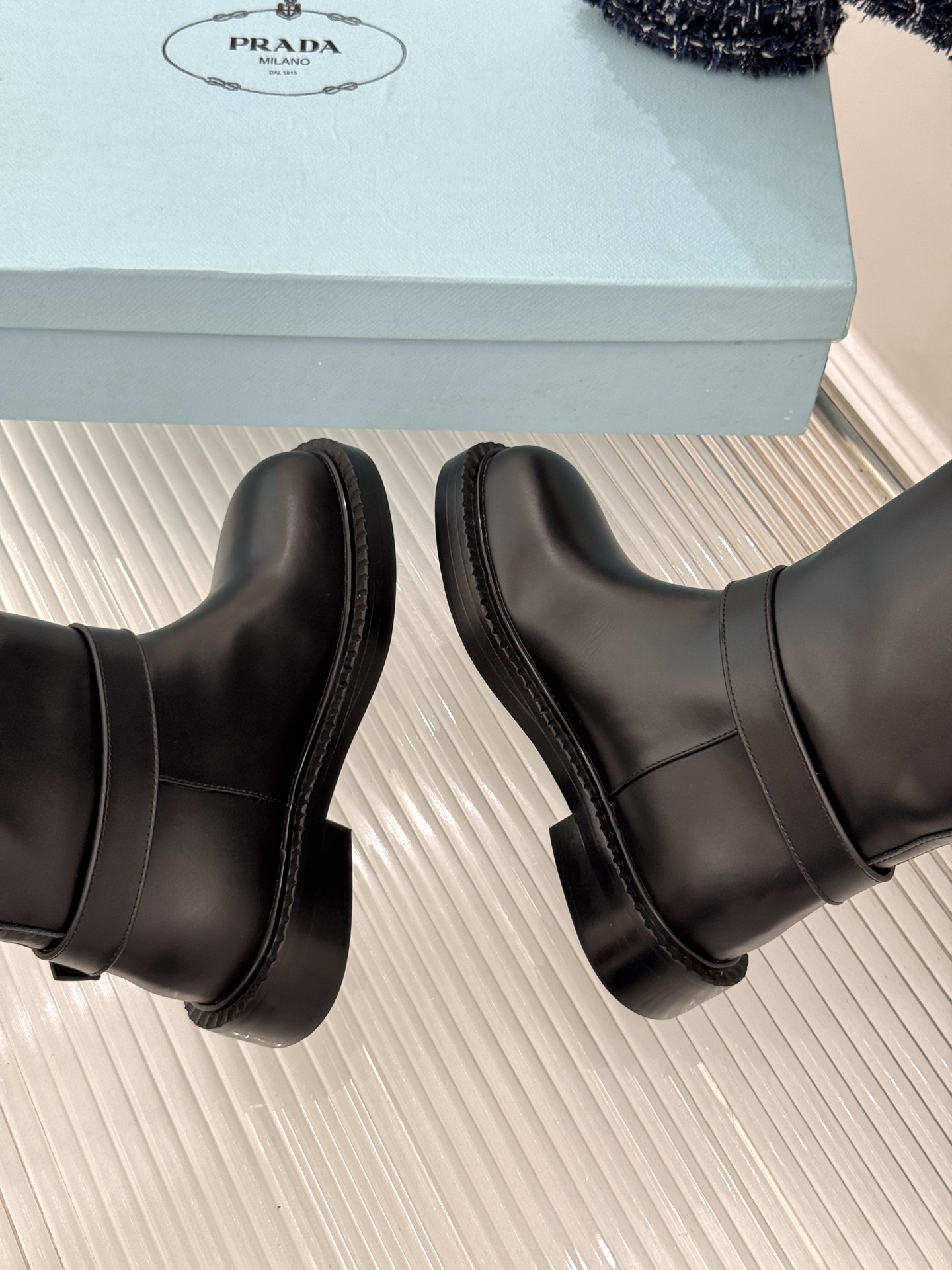 Prada/普拉达26WF新品三角标 皮带扣粗跟骑士靴短靴 三角标气场拉满 金属皮带扣超吸睛 粗跟厚底稳当又显高 暗黑骑 Prada/普拉达26WF新品三角标 皮带扣粗跟骑士靴短靴 三角标气场拉满 金属皮带扣超吸睛 粗跟厚底稳当又显高 暗黑骑
