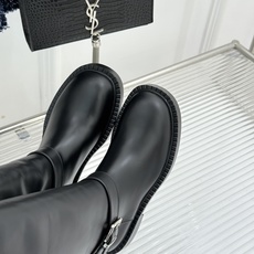 Prada/普拉达26WF新品三角标 皮带扣粗跟骑士靴短靴 三角标气场拉满 金属皮带扣超吸睛 粗跟厚底稳当又显高 暗黑骑 Prada/普拉达26WF新品三角标 皮带扣粗跟骑士靴短靴 三角标气场拉满 金属皮带扣超吸睛 粗跟厚底稳当又显高 暗黑骑