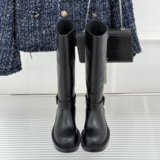 Prada/普拉达26WF新品三角标 皮带扣粗跟骑士靴短靴 三角标气场拉满 金属皮带扣超吸睛 粗跟厚底稳当又显高 暗黑骑 Prada/普拉达26WF新品三角标 皮带扣粗跟骑士靴短靴 三角标气场拉满 金属皮带扣超吸睛 粗跟厚底稳当又显高 暗黑骑