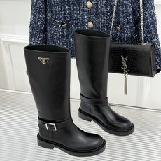 Prada/普拉达26WF新品三角标 皮带扣粗跟骑士靴短靴 三角标气场拉满 金属皮带扣超吸睛 粗跟厚底稳当又显高 暗黑骑 Prada/普拉达26WF新品三角标 皮带扣粗跟骑士靴短靴 三角标气场拉满 金属皮带扣超吸睛 粗跟厚底稳当又显高 暗黑骑