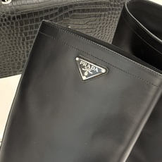 Prada/普拉达26WF新品三角标 皮带扣粗跟骑士靴短靴 三角标气场拉满 金属皮带扣超吸睛 粗跟厚底稳当又显高 暗黑骑 Prada/普拉达26WF新品三角标 皮带扣粗跟骑士靴短靴 三角标气场拉满 金属皮带扣超吸睛 粗跟厚底稳当又显高 暗黑骑