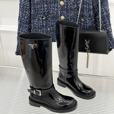 Prada/普拉达26WF新品三角标 皮带扣粗跟骑士靴短靴 三角标气场拉满 金属皮带扣超吸睛 粗跟厚底稳当又显高 暗黑骑 Prada/普拉达26WF新品三角标 皮带扣粗跟骑士靴短靴 三角标气场拉满 金属皮带扣超吸睛 粗跟厚底稳当又显高 暗黑骑
