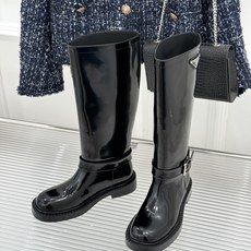 Prada/普拉达26WF新品三角标 皮带扣粗跟骑士靴短靴 三角标气场拉满 金属皮带扣超吸睛 粗跟厚底稳当又显高 暗黑骑 Prada/普拉达26WF新品三角标 皮带扣粗跟骑士靴短靴 三角标气场拉满 金属皮带扣超吸睛 粗跟厚底稳当又显高 暗黑骑