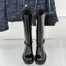 Prada/普拉达26WF新品三角标 皮带扣粗跟骑士靴短靴 三角标气场拉满 金属皮带扣超吸睛 粗跟厚底稳当又显高 暗黑骑 Prada/普拉达26WF新品三角标 皮带扣粗跟骑士靴短靴 三角标气场拉满 金属皮带扣超吸睛 粗跟厚底稳当又显高 暗黑骑