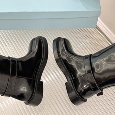 Prada/普拉达26WF新品三角标 皮带扣粗跟骑士靴短靴 三角标气场拉满 金属皮带扣超吸睛 粗跟厚底稳当又显高 暗黑骑 Prada/普拉达26WF新品三角标 皮带扣粗跟骑士靴短靴 三角标气场拉满 金属皮带扣超吸睛 粗跟厚底稳当又显高 暗黑骑