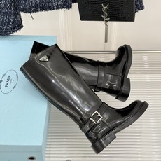 Prada/普拉达26WF新品三角标 皮带扣粗跟骑士靴短靴 三角标气场拉满 金属皮带扣超吸睛 粗跟厚底稳当又显高 暗黑骑 Prada/普拉达26WF新品三角标 皮带扣粗跟骑士靴短靴 三角标气场拉满 金属皮带扣超吸睛 粗跟厚底稳当又显高 暗黑骑