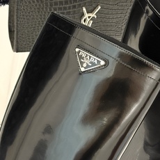 Prada/普拉达26WF新品三角标 皮带扣粗跟骑士靴短靴 三角标气场拉满 金属皮带扣超吸睛 粗跟厚底稳当又显高 暗黑骑 Prada/普拉达26WF新品三角标 皮带扣粗跟骑士靴短靴 三角标气场拉满 金属皮带扣超吸睛 粗跟厚底稳当又显高 暗黑骑