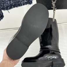 Prada/普拉达26WF新品三角标 皮带扣粗跟骑士靴短靴 三角标气场拉满 金属皮带扣超吸睛 粗跟厚底稳当又显高 暗黑骑 Prada/普拉达26WF新品三角标 皮带扣粗跟骑士靴短靴 三角标气场拉满 金属皮带扣超吸睛 粗跟厚底稳当又显高 暗黑骑