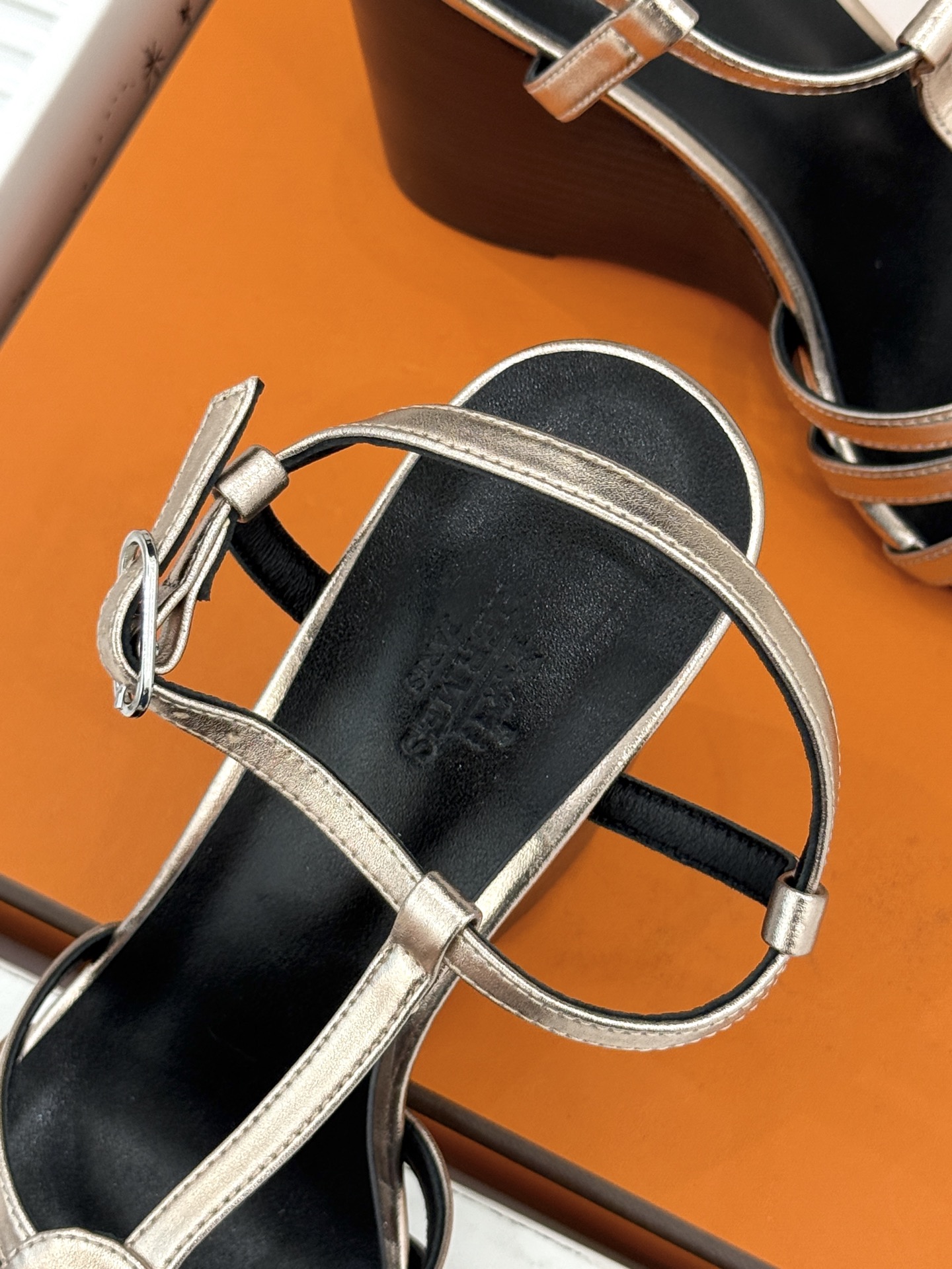 （配原版飞机盒） Hermès/爱马仕26WF新品镂空 罗马猪笼猪鼻子坡跟凉鞋 罗马猪笼镂空太有腔调 标志性猪鼻扣辨识度