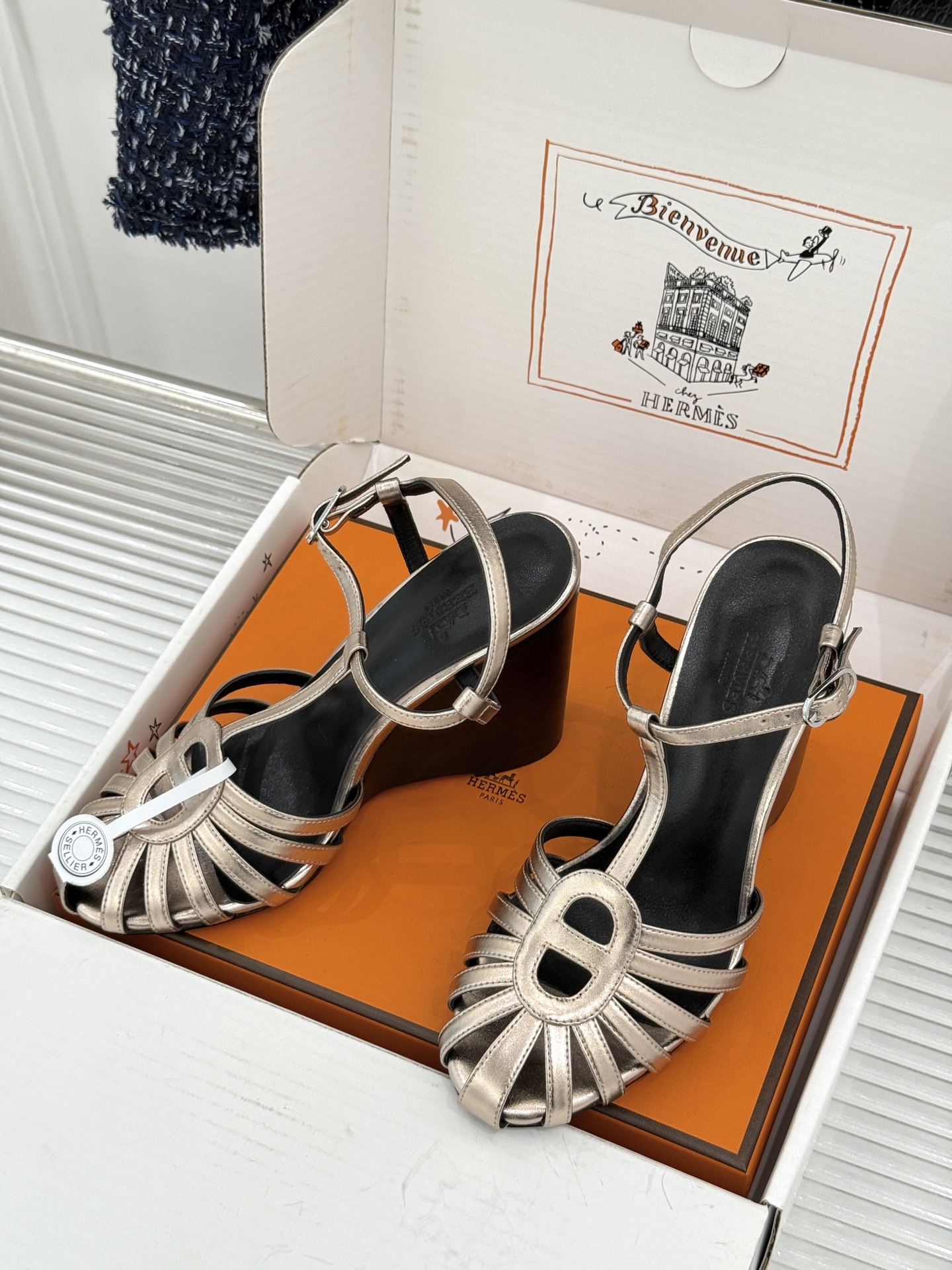 （配原版飞机盒） Hermès/爱马仕26WF新品镂空 罗马猪笼猪鼻子坡跟凉鞋 罗马猪笼镂空太有腔调 标志性猪鼻扣辨识度