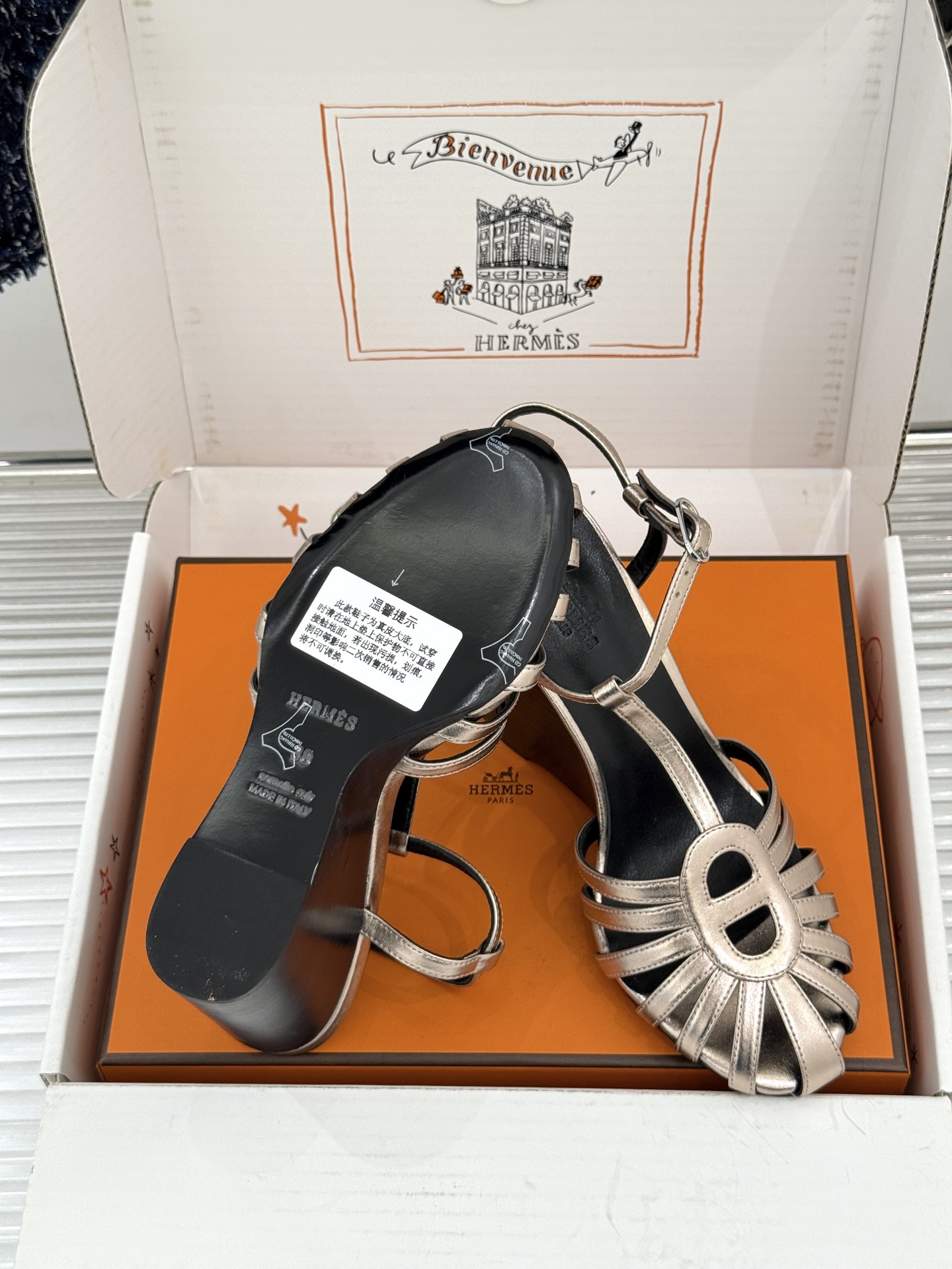 （配原版飞机盒） Hermès/爱马仕26WF新品镂空 罗马猪笼猪鼻子坡跟凉鞋 罗马猪笼镂空太有腔调 标志性猪鼻扣辨识度