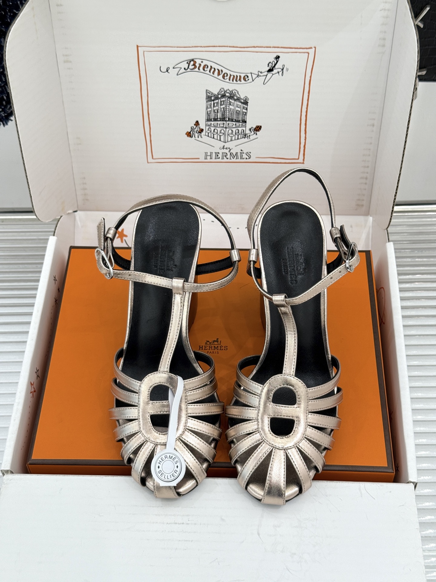 （配原版飞机盒） Hermès/爱马仕26WF新品镂空 罗马猪笼猪鼻子坡跟凉鞋 罗马猪笼镂空太有腔调 标志性猪鼻扣辨识度