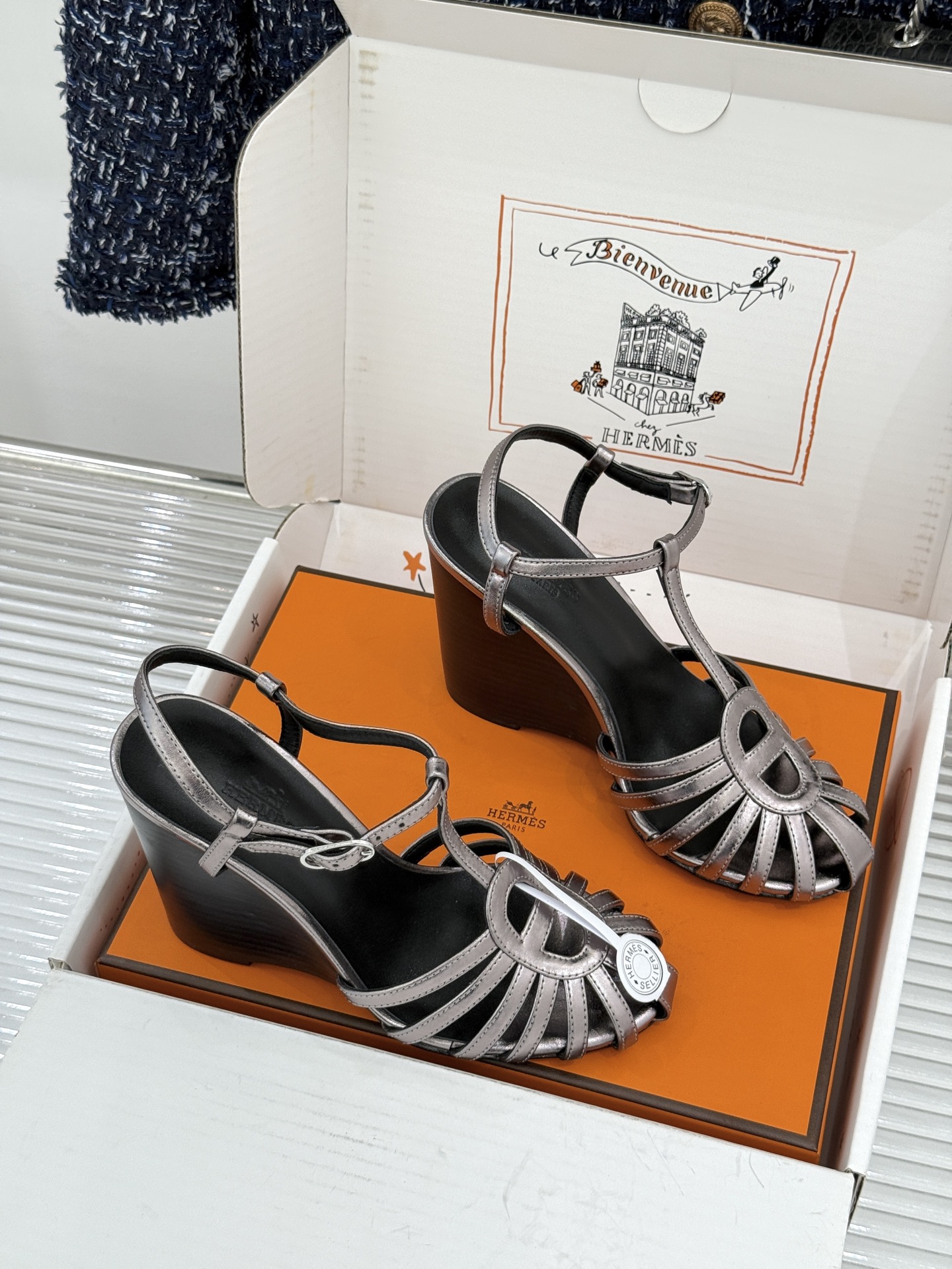 （配原版飞机盒） Hermès/爱马仕26WF新品镂空 罗马猪笼猪鼻子坡跟凉鞋 罗马猪笼镂空太有腔调 标志性猪鼻扣辨识度