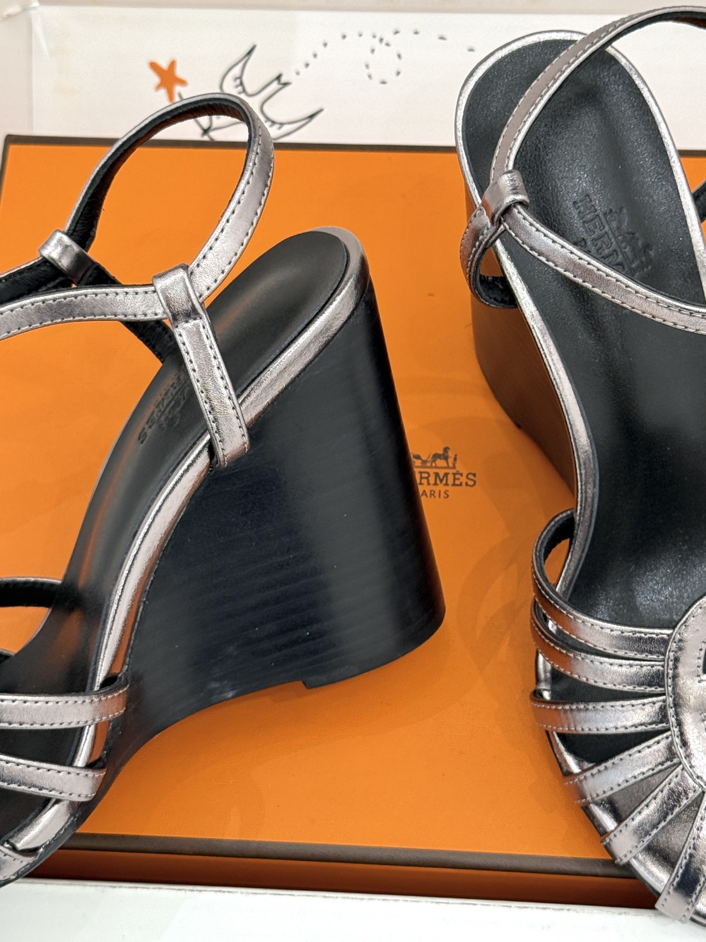 （配原版飞机盒） Hermès/爱马仕26WF新品镂空 罗马猪笼猪鼻子坡跟凉鞋 罗马猪笼镂空太有腔调 标志性猪鼻扣辨识度