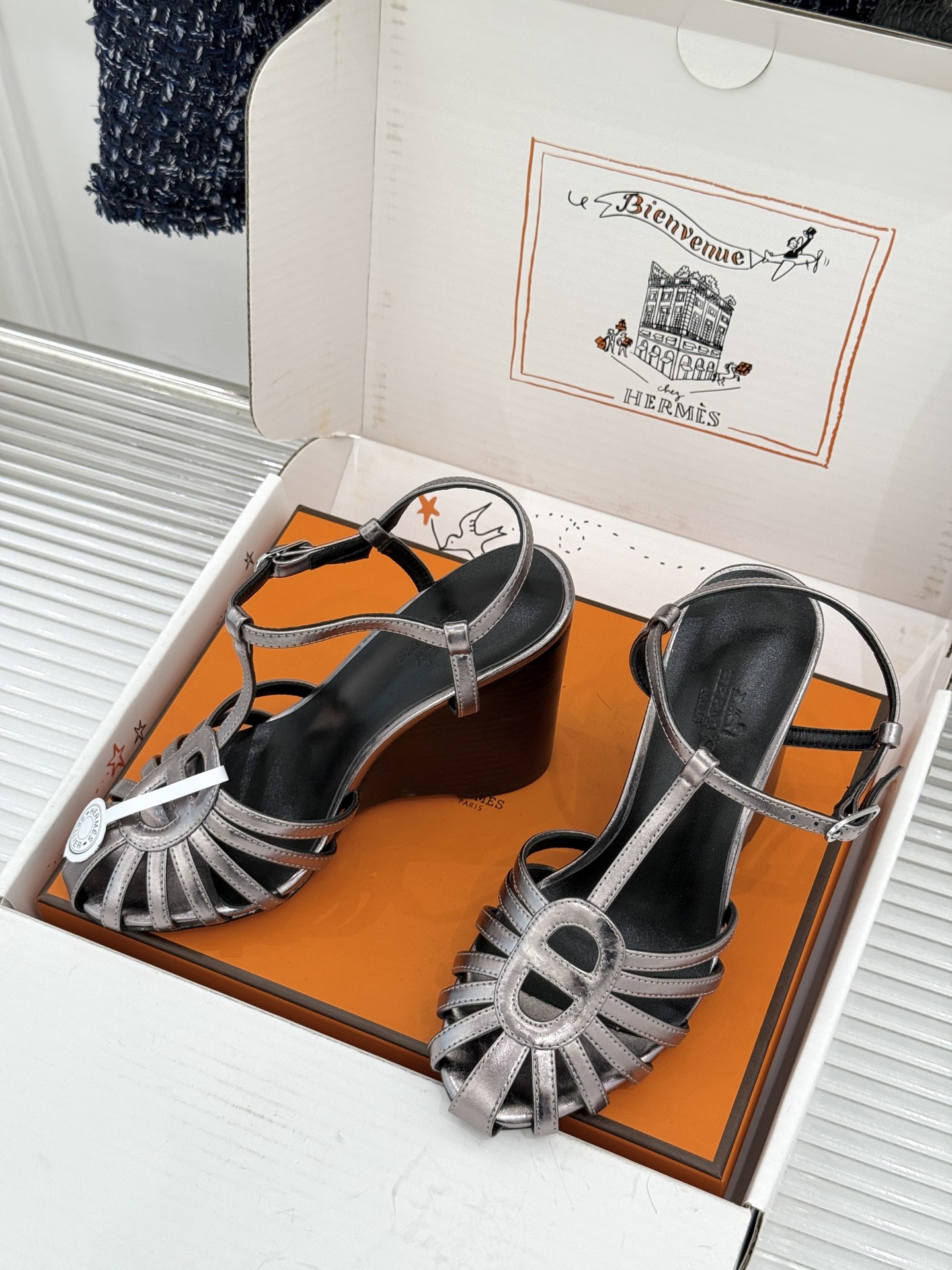 （配原版飞机盒） Hermès/爱马仕26WF新品镂空 罗马猪笼猪鼻子坡跟凉鞋 罗马猪笼镂空太有腔调 标志性猪鼻扣辨识度