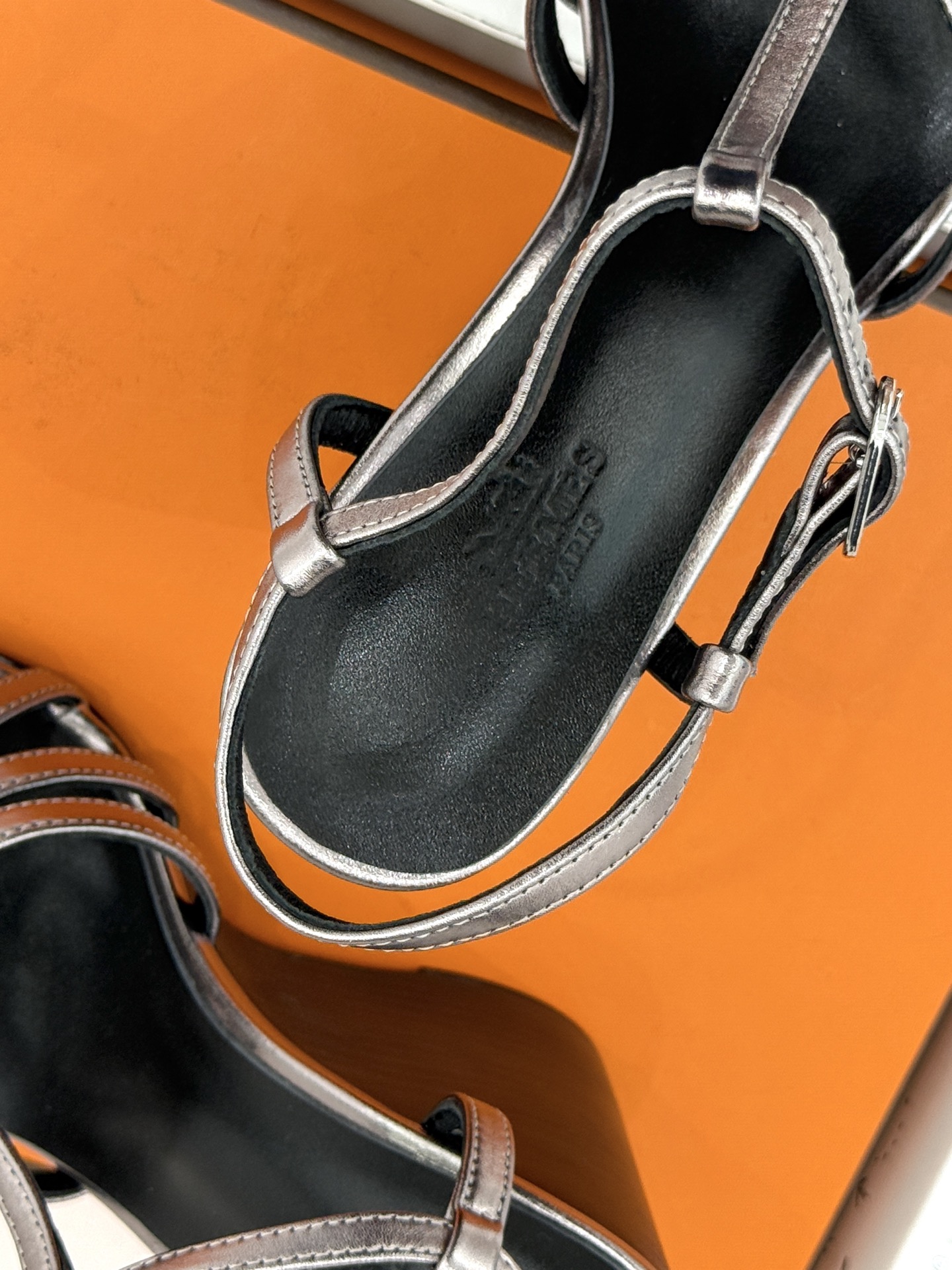 （配原版飞机盒） Hermès/爱马仕26WF新品镂空 罗马猪笼猪鼻子坡跟凉鞋 罗马猪笼镂空太有腔调 标志性猪鼻扣辨识度