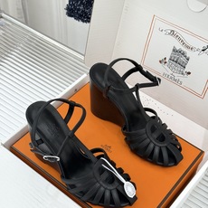 (配原版飞机盒) Hermès/爱马仕26WF新品镂空 罗马猪笼猪鼻子坡跟凉鞋 罗马猪笼镂空太有腔调 标志性猪鼻扣辨识度 (配原版飞机盒) Hermès/爱马仕26WF新品镂空 罗马猪笼猪鼻子坡跟凉鞋 罗马猪笼镂空太有腔调 标志性猪鼻扣辨识度