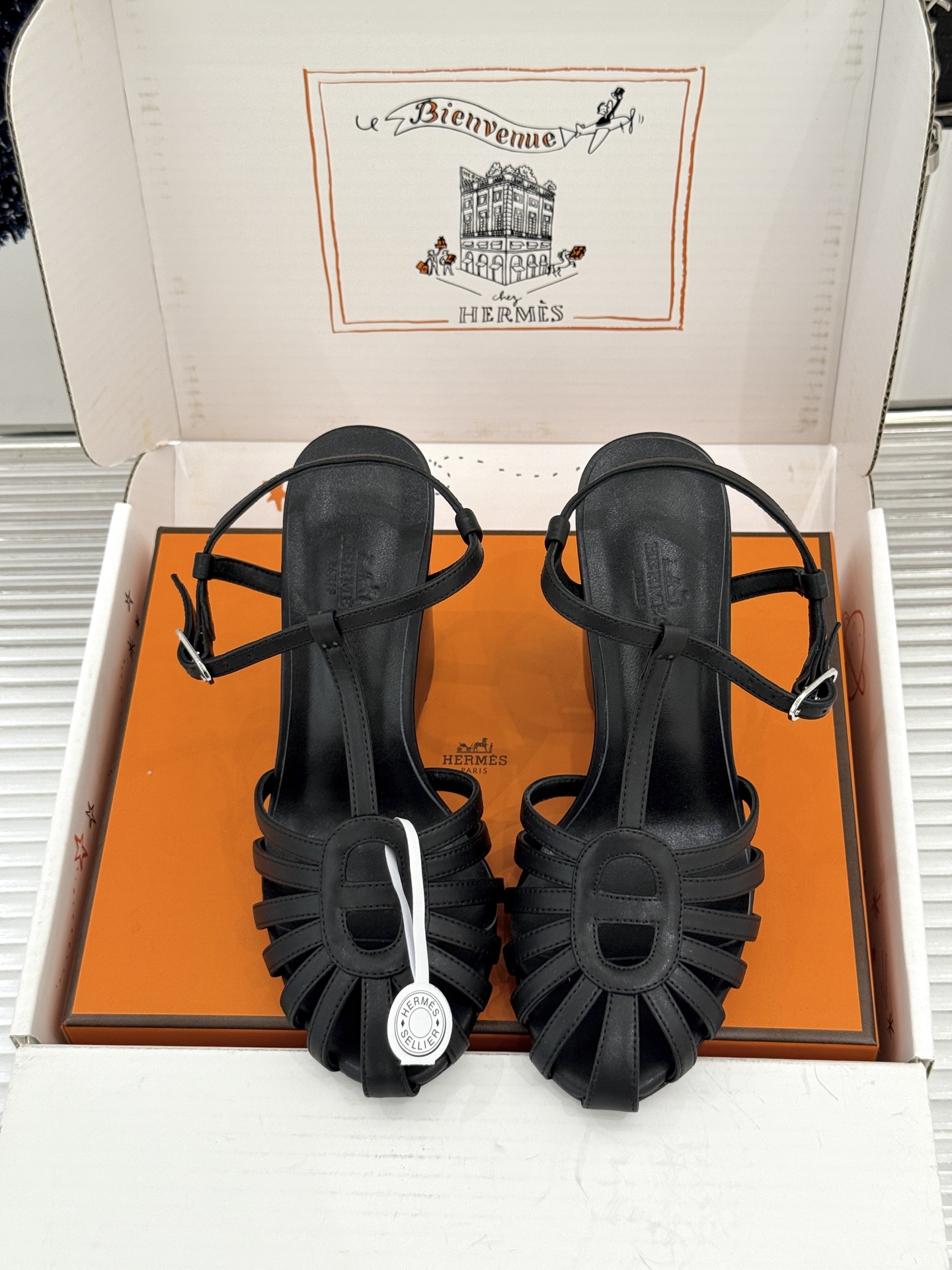(配原版飞机盒) Hermès/爱马仕26WF新品镂空 罗马猪笼猪鼻子坡跟凉鞋 罗马猪笼镂空太有腔调 标志性猪鼻扣辨识度 (配原版飞机盒) Hermès/爱马仕26WF新品镂空 罗马猪笼猪鼻子坡跟凉鞋 罗马猪笼镂空太有腔调 标志性猪鼻扣辨识度