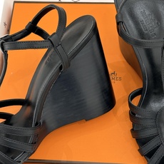 (配原版飞机盒) Hermès/爱马仕26WF新品镂空 罗马猪笼猪鼻子坡跟凉鞋 罗马猪笼镂空太有腔调 标志性猪鼻扣辨识度 (配原版飞机盒) Hermès/爱马仕26WF新品镂空 罗马猪笼猪鼻子坡跟凉鞋 罗马猪笼镂空太有腔调 标志性猪鼻扣辨识度