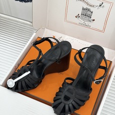 (配原版飞机盒) Hermès/爱马仕26WF新品镂空 罗马猪笼猪鼻子坡跟凉鞋 罗马猪笼镂空太有腔调 标志性猪鼻扣辨识度 (配原版飞机盒) Hermès/爱马仕26WF新品镂空 罗马猪笼猪鼻子坡跟凉鞋 罗马猪笼镂空太有腔调 标志性猪鼻扣辨识度