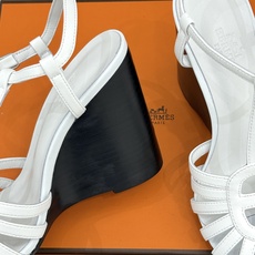 (配原版飞机盒) Hermès/爱马仕26WF新品镂空 罗马猪笼猪鼻子坡跟凉鞋 罗马猪笼镂空太有腔调 标志性猪鼻扣辨识度 (配原版飞机盒) Hermès/爱马仕26WF新品镂空 罗马猪笼猪鼻子坡跟凉鞋 罗马猪笼镂空太有腔调 标志性猪鼻扣辨识度