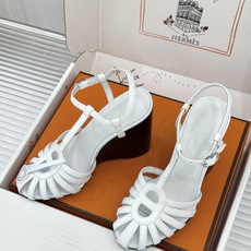 (配原版飞机盒) Hermès/爱马仕26WF新品镂空 罗马猪笼猪鼻子坡跟凉鞋 罗马猪笼镂空太有腔调 标志性猪鼻扣辨识度 (配原版飞机盒) Hermès/爱马仕26WF新品镂空 罗马猪笼猪鼻子坡跟凉鞋 罗马猪笼镂空太有腔调 标志性猪鼻扣辨识度