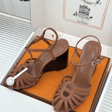 (配原版飞机盒) Hermès/爱马仕26WF新品镂空 罗马猪笼猪鼻子坡跟凉鞋 罗马猪笼镂空太有腔调 标志性猪鼻扣辨识度 (配原版飞机盒) Hermès/爱马仕26WF新品镂空 罗马猪笼猪鼻子坡跟凉鞋 罗马猪笼镂空太有腔调 标志性猪鼻扣辨识度