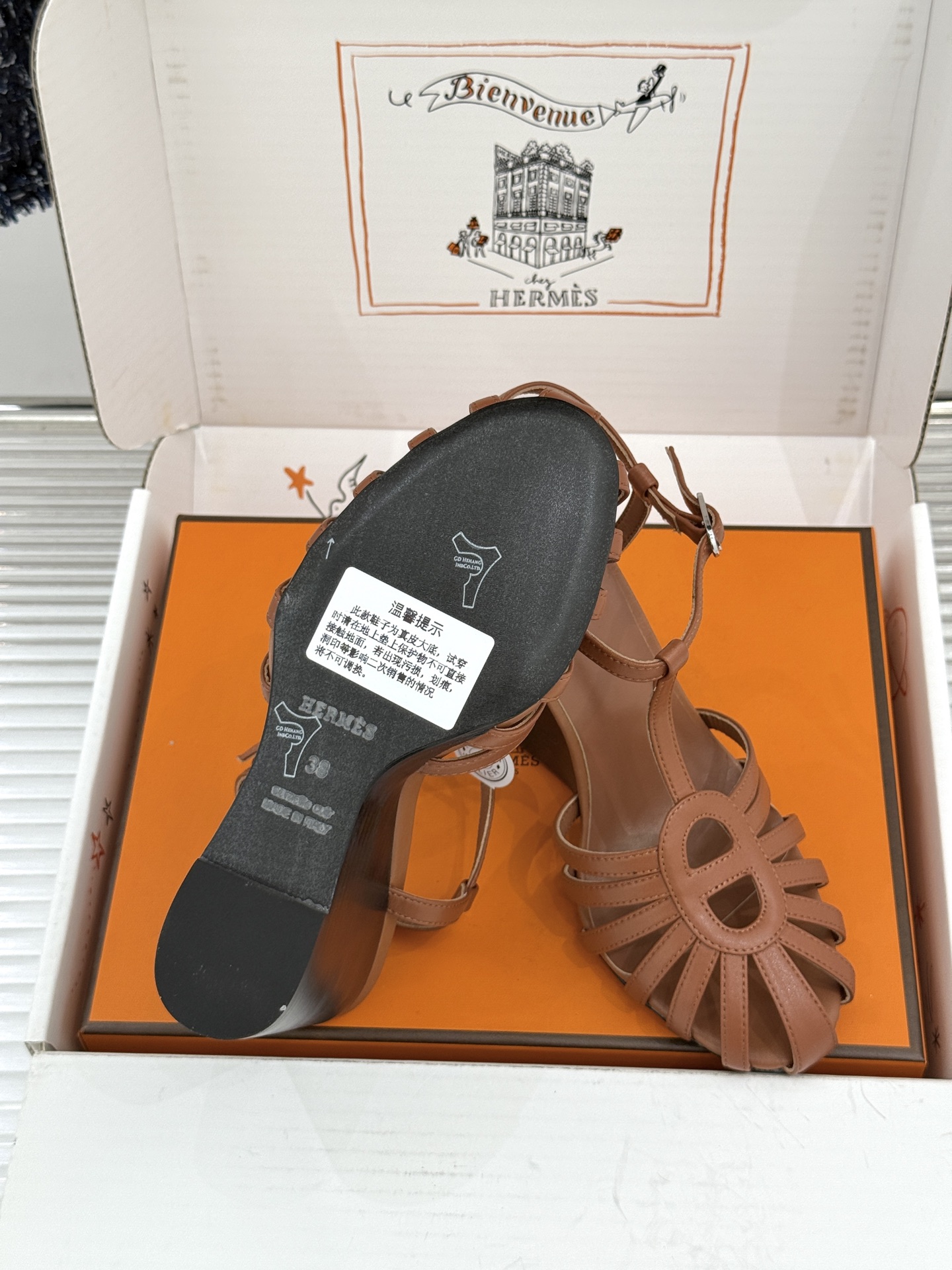 (配原版飞机盒) Hermès/爱马仕26WF新品镂空 罗马猪笼猪鼻子坡跟凉鞋 罗马猪笼镂空太有腔调 标志性猪鼻扣辨识度 (配原版飞机盒) Hermès/爱马仕26WF新品镂空 罗马猪笼猪鼻子坡跟凉鞋 罗马猪笼镂空太有腔调 标志性猪鼻扣辨识度