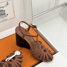 (配原版飞机盒) Hermès/爱马仕26WF新品镂空 罗马猪笼猪鼻子坡跟凉鞋 罗马猪笼镂空太有腔调 标志性猪鼻扣辨识度 (配原版飞机盒) Hermès/爱马仕26WF新品镂空 罗马猪笼猪鼻子坡跟凉鞋 罗马猪笼镂空太有腔调 标志性猪鼻扣辨识度