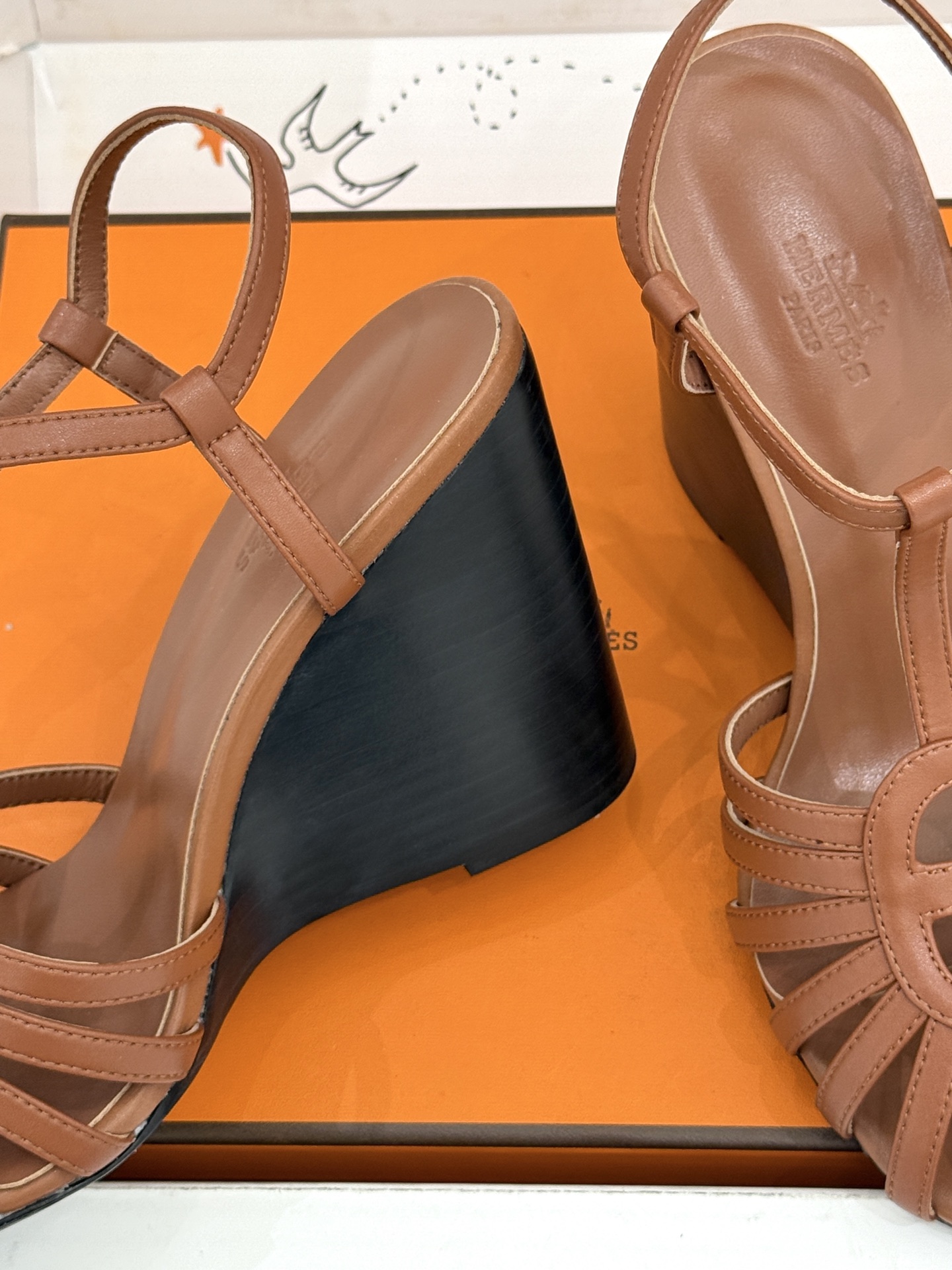 (配原版飞机盒) Hermès/爱马仕26WF新品镂空 罗马猪笼猪鼻子坡跟凉鞋 罗马猪笼镂空太有腔调 标志性猪鼻扣辨识度 (配原版飞机盒) Hermès/爱马仕26WF新品镂空 罗马猪笼猪鼻子坡跟凉鞋 罗马猪笼镂空太有腔调 标志性猪鼻扣辨识度