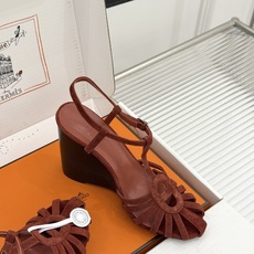(配原版飞机盒) Hermès/爱马仕26WF新品镂空 罗马猪笼猪鼻子坡跟凉鞋 罗马猪笼镂空太有腔调 标志性猪鼻扣辨识度 (配原版飞机盒) Hermès/爱马仕26WF新品镂空 罗马猪笼猪鼻子坡跟凉鞋 罗马猪笼镂空太有腔调 标志性猪鼻扣辨识度