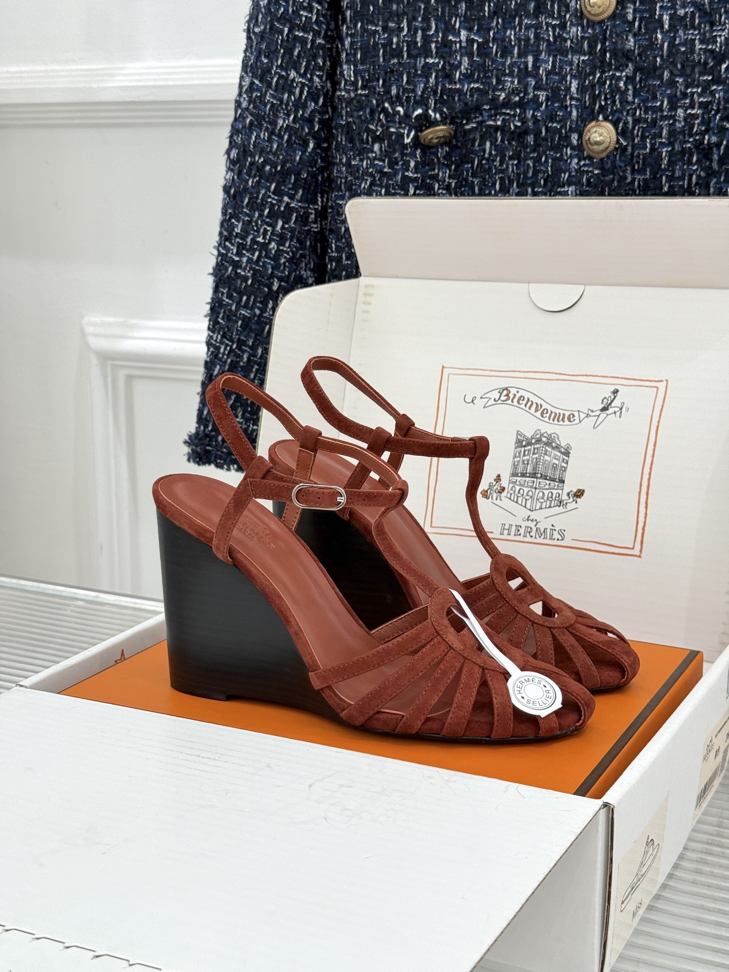 （配原版飞机盒） Hermès/爱马仕26WF新品镂空 罗马猪笼猪鼻子坡跟凉鞋 罗马猪笼镂空太有腔调 标志性猪鼻扣辨识度