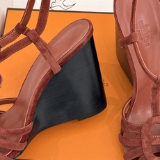(配原版飞机盒) Hermès/爱马仕26WF新品镂空 罗马猪笼猪鼻子坡跟凉鞋 罗马猪笼镂空太有腔调 标志性猪鼻扣辨识度 (配原版飞机盒) Hermès/爱马仕26WF新品镂空 罗马猪笼猪鼻子坡跟凉鞋 罗马猪笼镂空太有腔调 标志性猪鼻扣辨识度