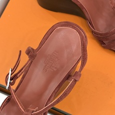 (配原版飞机盒) Hermès/爱马仕26WF新品镂空 罗马猪笼猪鼻子坡跟凉鞋 罗马猪笼镂空太有腔调 标志性猪鼻扣辨识度 (配原版飞机盒) Hermès/爱马仕26WF新品镂空 罗马猪笼猪鼻子坡跟凉鞋 罗马猪笼镂空太有腔调 标志性猪鼻扣辨识度