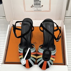 (配原版飞机盒) Hermès/爱马仕26WF新品镂空 罗马猪笼猪鼻子坡跟凉鞋 罗马猪笼镂空太有腔调 标志性猪鼻扣辨识度 (配原版飞机盒) Hermès/爱马仕26WF新品镂空 罗马猪笼猪鼻子坡跟凉鞋 罗马猪笼镂空太有腔调 标志性猪鼻扣辨识度