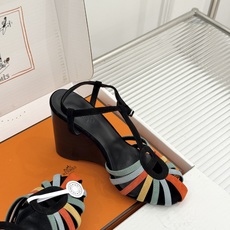 (配原版飞机盒) Hermès/爱马仕26WF新品镂空 罗马猪笼猪鼻子坡跟凉鞋 罗马猪笼镂空太有腔调 标志性猪鼻扣辨识度 (配原版飞机盒) Hermès/爱马仕26WF新品镂空 罗马猪笼猪鼻子坡跟凉鞋 罗马猪笼镂空太有腔调 标志性猪鼻扣辨识度