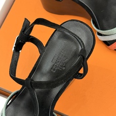 (配原版飞机盒) Hermès/爱马仕26WF新品镂空 罗马猪笼猪鼻子坡跟凉鞋 罗马猪笼镂空太有腔调 标志性猪鼻扣辨识度 (配原版飞机盒) Hermès/爱马仕26WF新品镂空 罗马猪笼猪鼻子坡跟凉鞋 罗马猪笼镂空太有腔调 标志性猪鼻扣辨识度