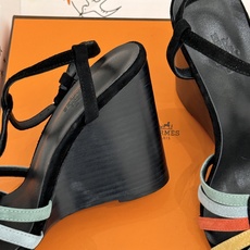 (配原版飞机盒) Hermès/爱马仕26WF新品镂空 罗马猪笼猪鼻子坡跟凉鞋 罗马猪笼镂空太有腔调 标志性猪鼻扣辨识度 (配原版飞机盒) Hermès/爱马仕26WF新品镂空 罗马猪笼猪鼻子坡跟凉鞋 罗马猪笼镂空太有腔调 标志性猪鼻扣辨识度