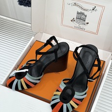 (配原版飞机盒) Hermès/爱马仕26WF新品镂空 罗马猪笼猪鼻子坡跟凉鞋 罗马猪笼镂空太有腔调 标志性猪鼻扣辨识度 (配原版飞机盒) Hermès/爱马仕26WF新品镂空 罗马猪笼猪鼻子坡跟凉鞋 罗马猪笼镂空太有腔调 标志性猪鼻扣辨识度
