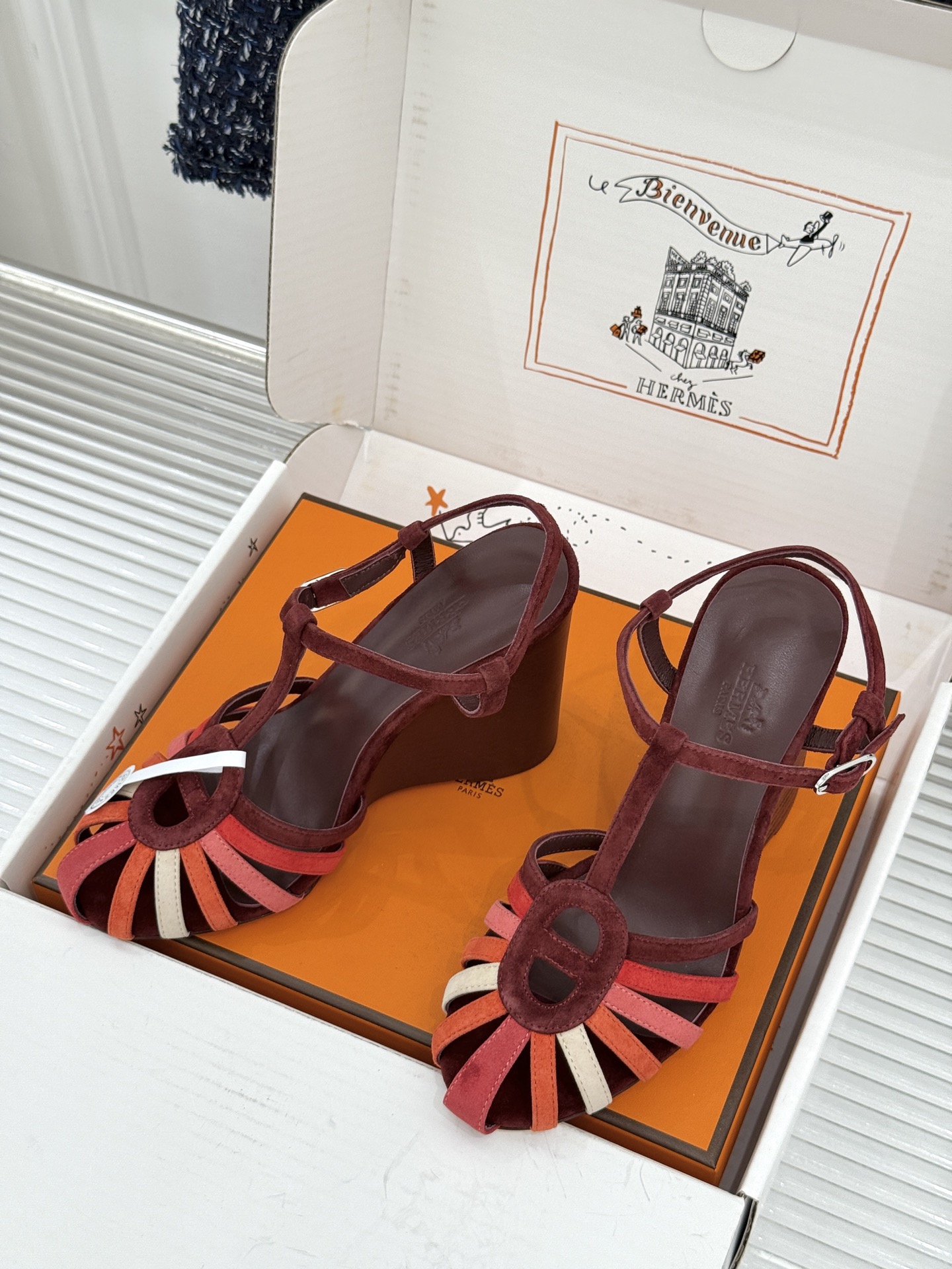（配原版飞机盒） Hermès/爱马仕26WF新品镂空 罗马猪笼猪鼻子坡跟凉鞋 罗马猪笼镂空太有腔调 标志性猪鼻扣辨识度
