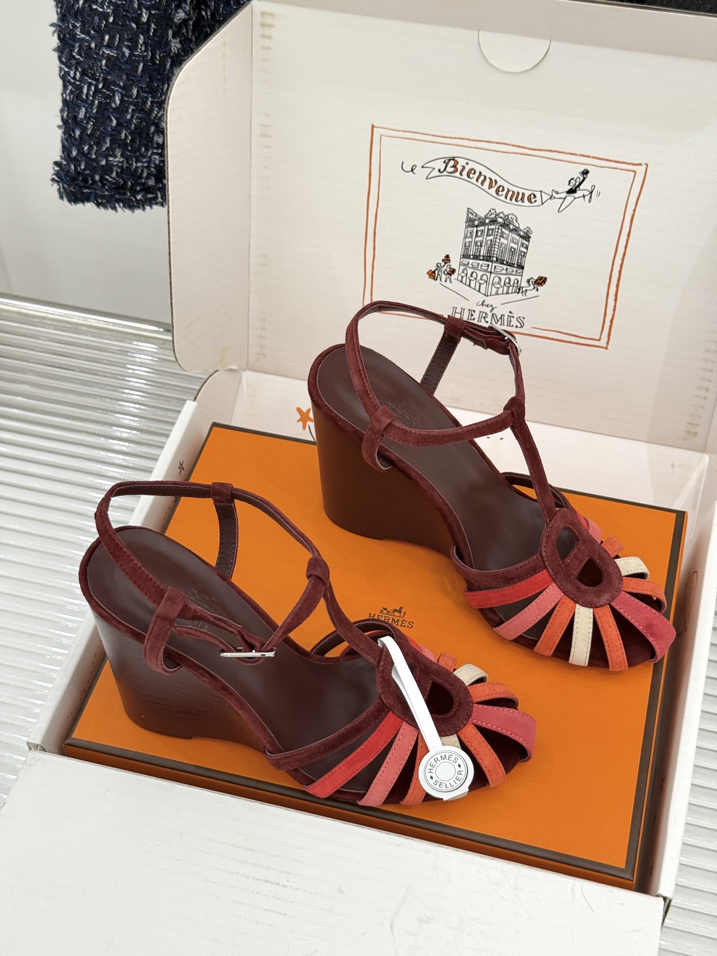 （配原版飞机盒） Hermès/爱马仕26WF新品镂空 罗马猪笼猪鼻子坡跟凉鞋 罗马猪笼镂空太有腔调 标志性猪鼻扣辨识度