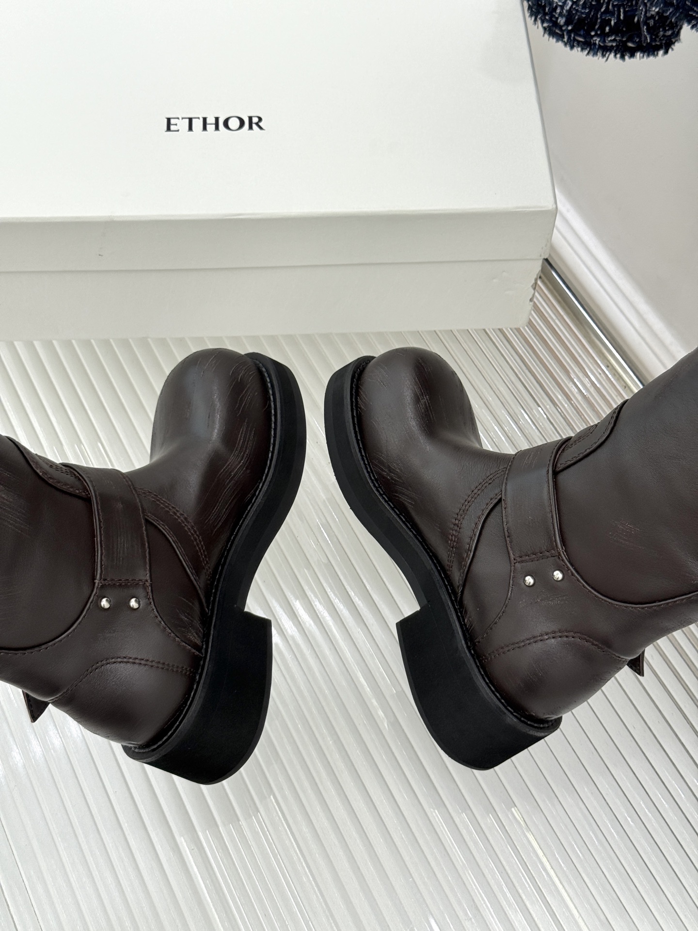 ETHOR 26WF秋冬新品复古 皮带扣中筒机车靴 复古皮带扣酷感拉满 做旧头层牛皮质感拉满 中筒版型超显腿直 软皮上脚